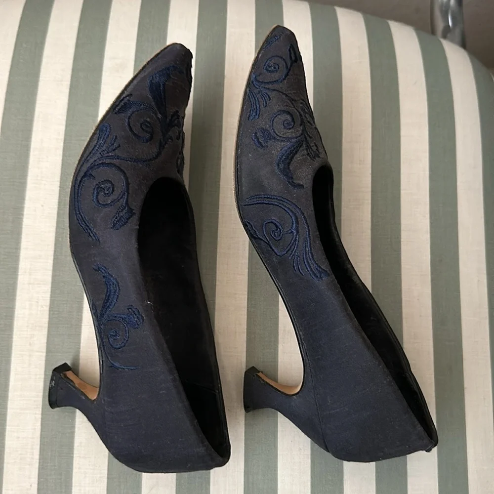 Keneth Cole fabric embroidered shoe with leather soles made in Spain EUC - Picture 2 of 6